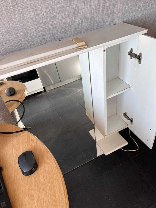 Дзеркальна шафа з підсвічуванням з вимикачем та розеткою