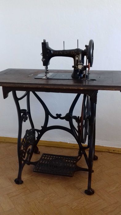 Zabytkowa maszyna do szycia Victoria Original