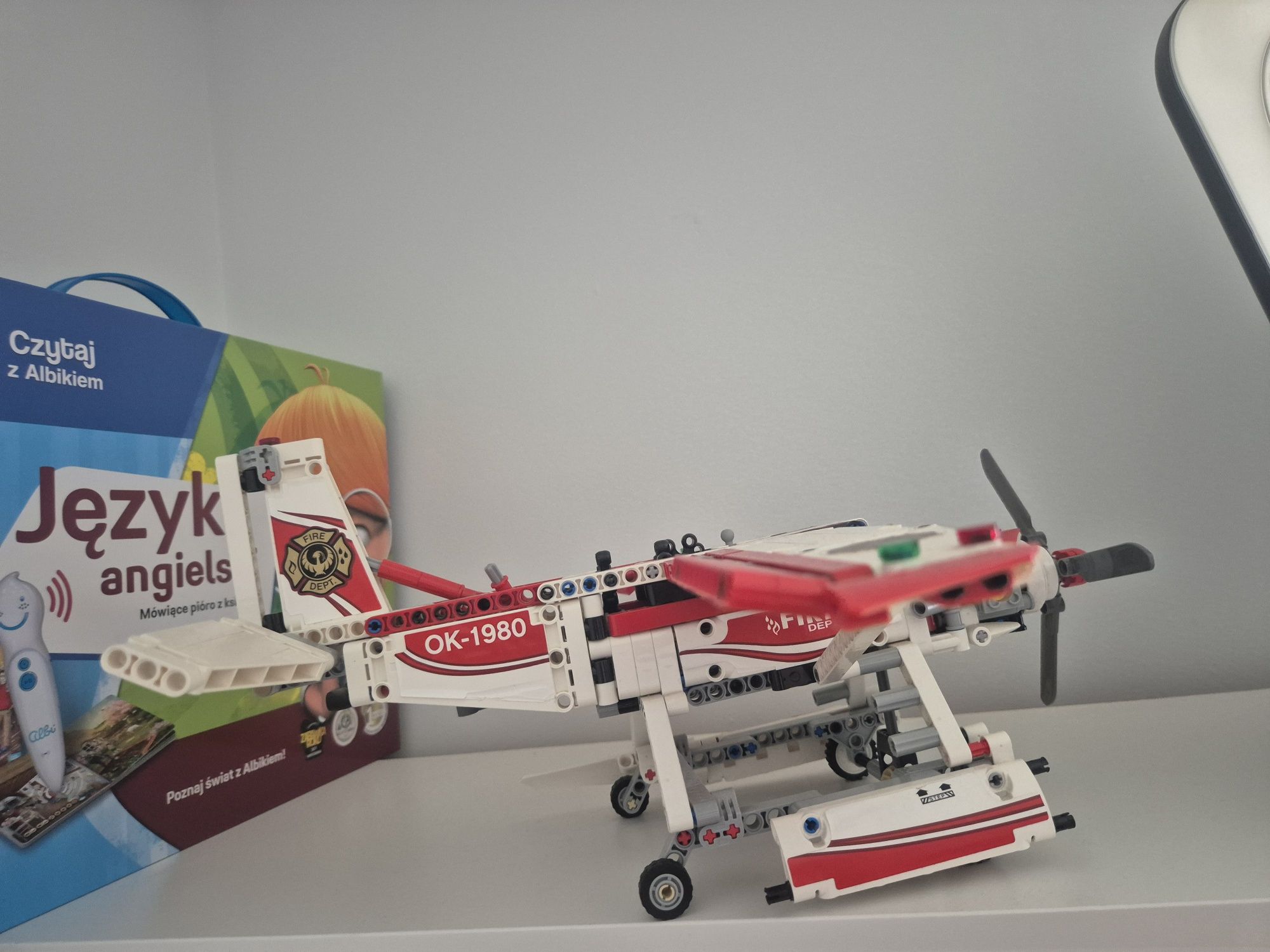 zestaw to LEGO Technic 42040 Samolot Strażacki.