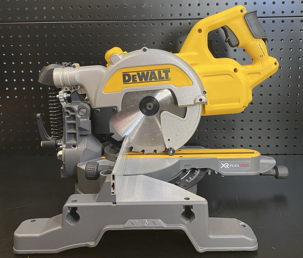 DeWALT DCS777N 54V XR FLEXVOLT Pilarka ukosowa 216 mm