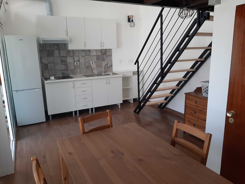 Espaçoso estúdio / T1, mobilado para jovem casal