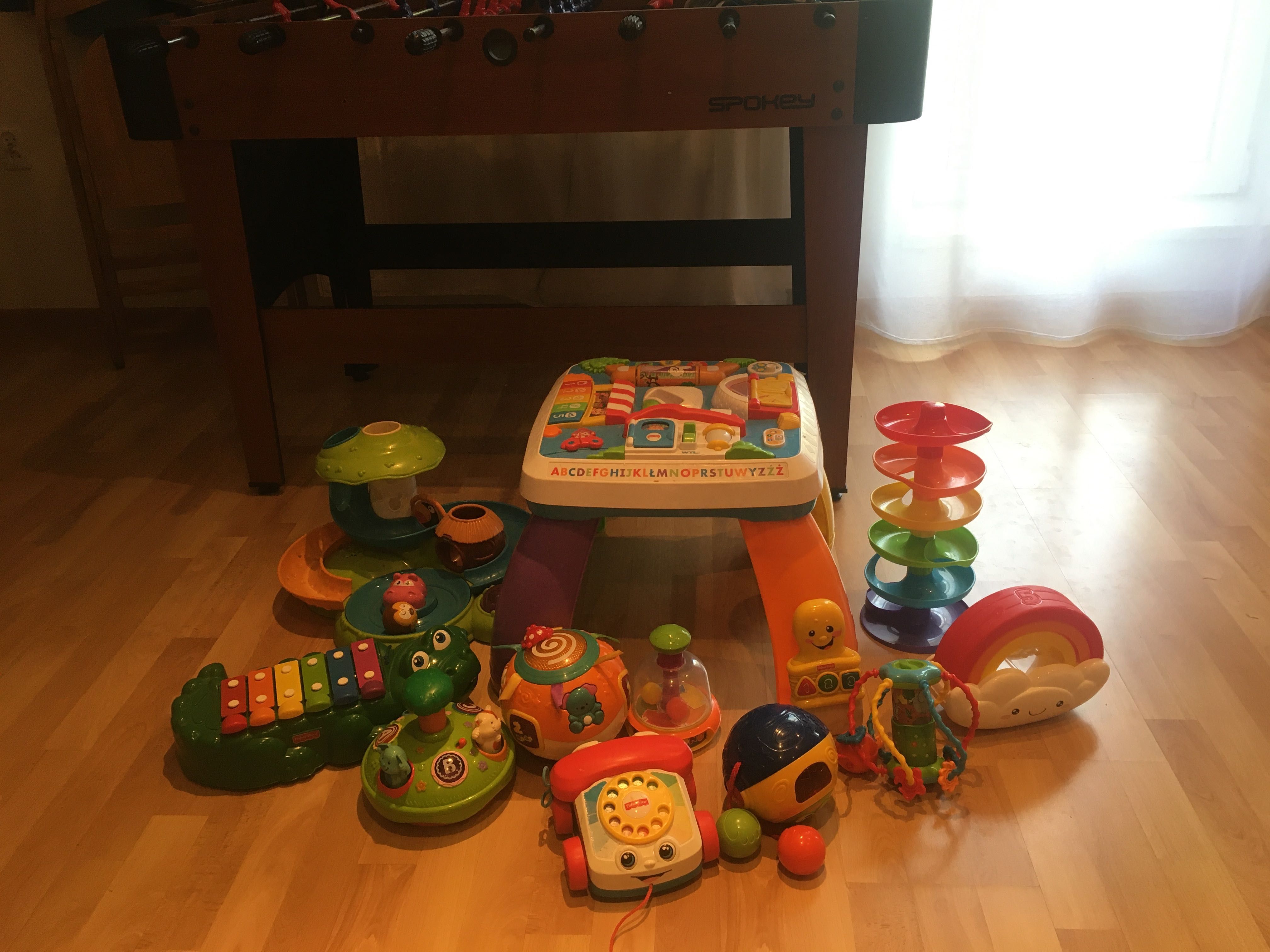 Zestaw interaktywnych zabawek Fisher Price i innych