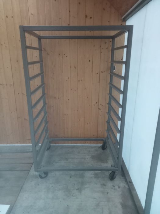 Regał stalowy na kołach