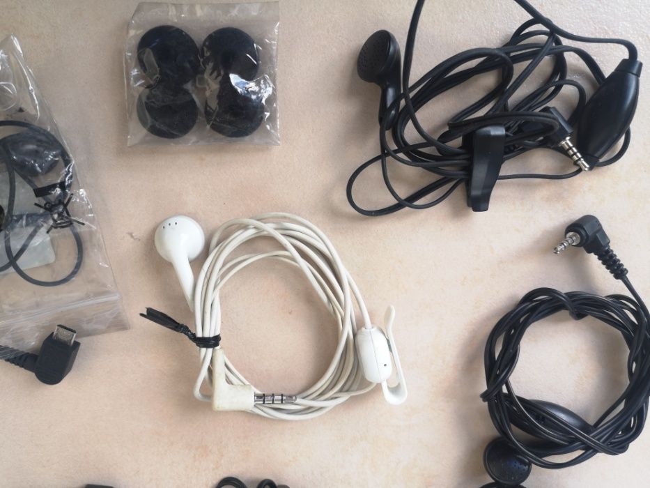 Auriculares novos e usados para telemóveis (vendo junto ou separado)