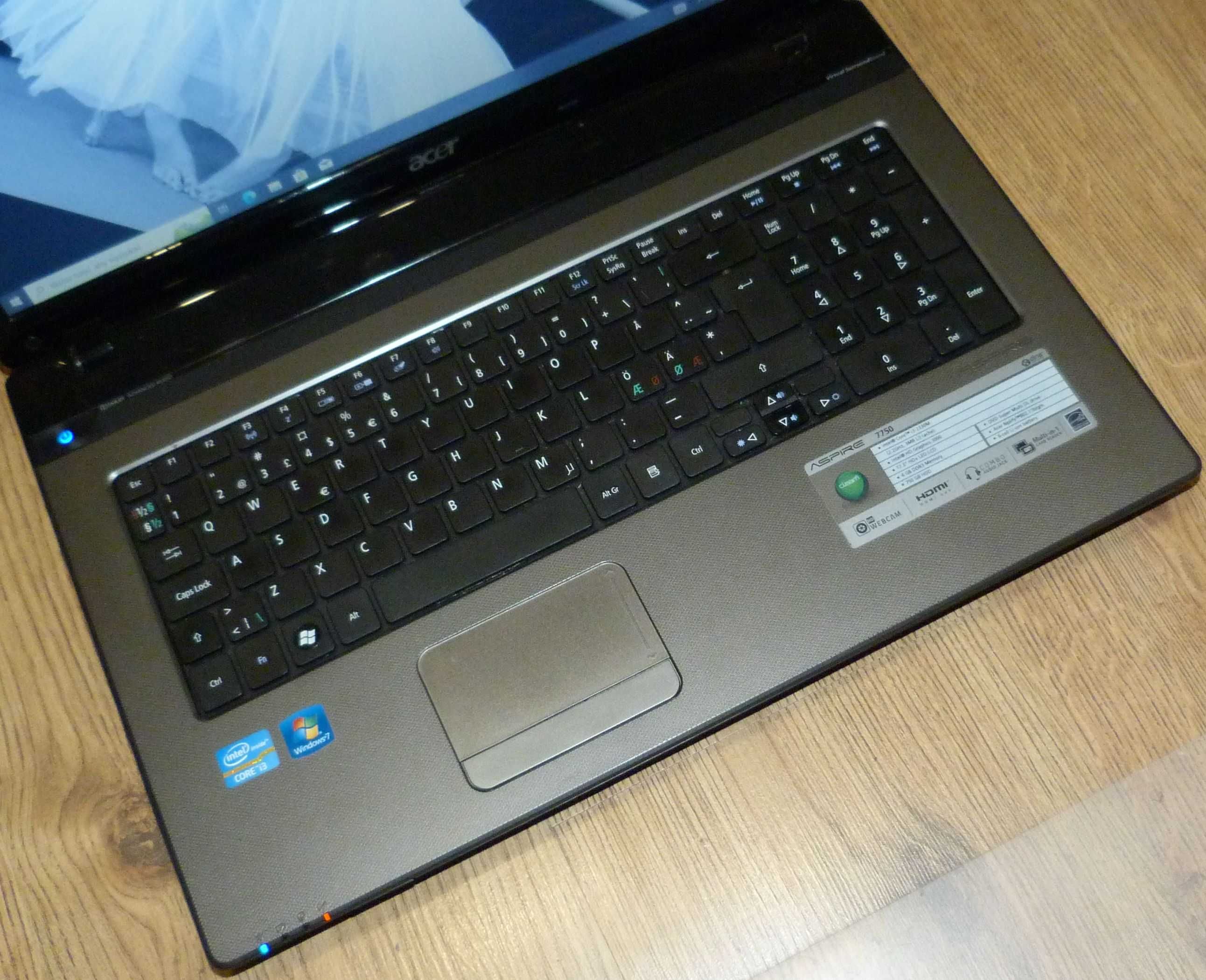Duży laptop Acer Aspire 7750 w sam raz do filmów