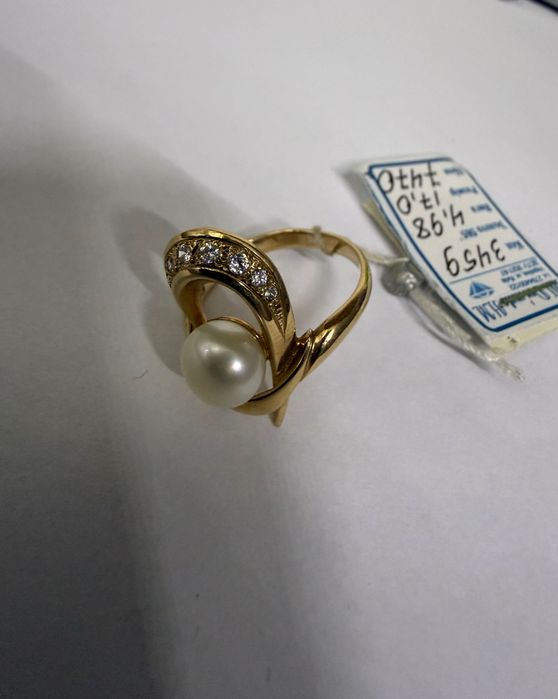 Золотое кольцо с жемчугом 585 пробы вес 4,98грамм 17 размер Новое