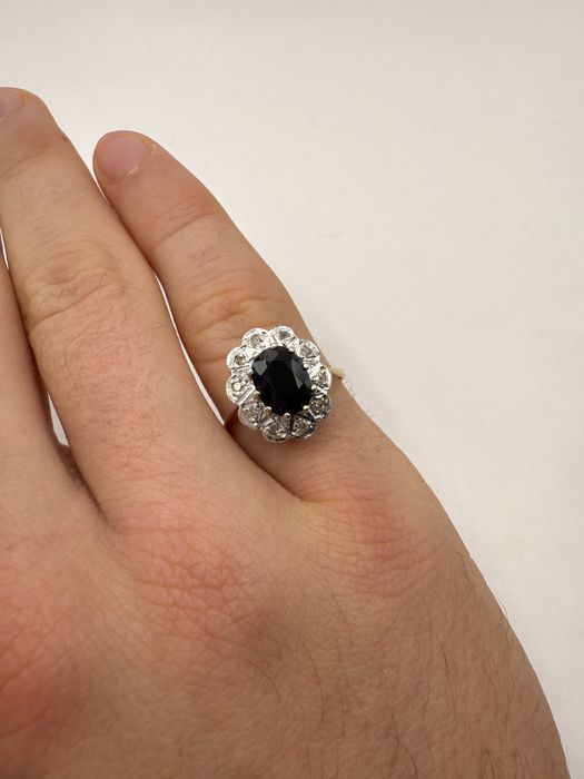 Złoty pierścionek z szafirem 2,00ct i diamentami 0,15ct