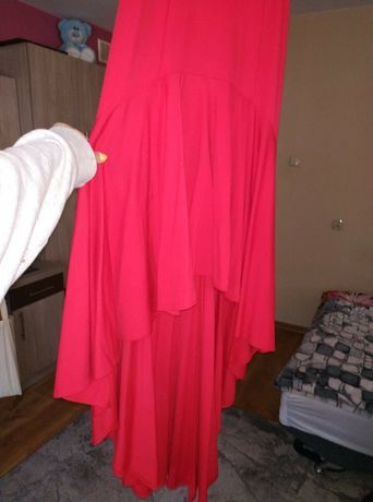 Śliczna czerwona symetryczna sukienka długa do kolana