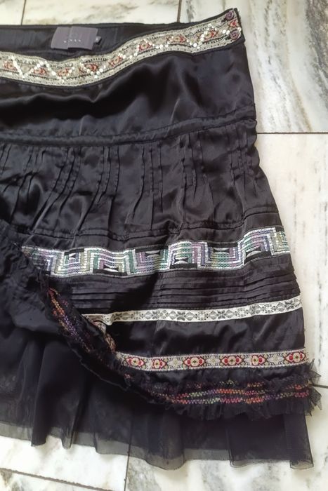 elegancka sylwestrowa lekka czarna spódniczka z oryginaln. zdobieniami