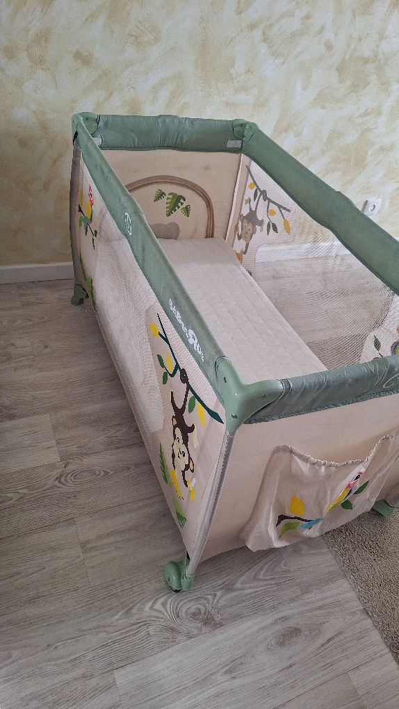 Cama de viagem c/ duas alturas, muda fraldas + 2 colchões + 3 lençóis