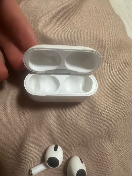 AirPods 1 pro  w miarę dobry