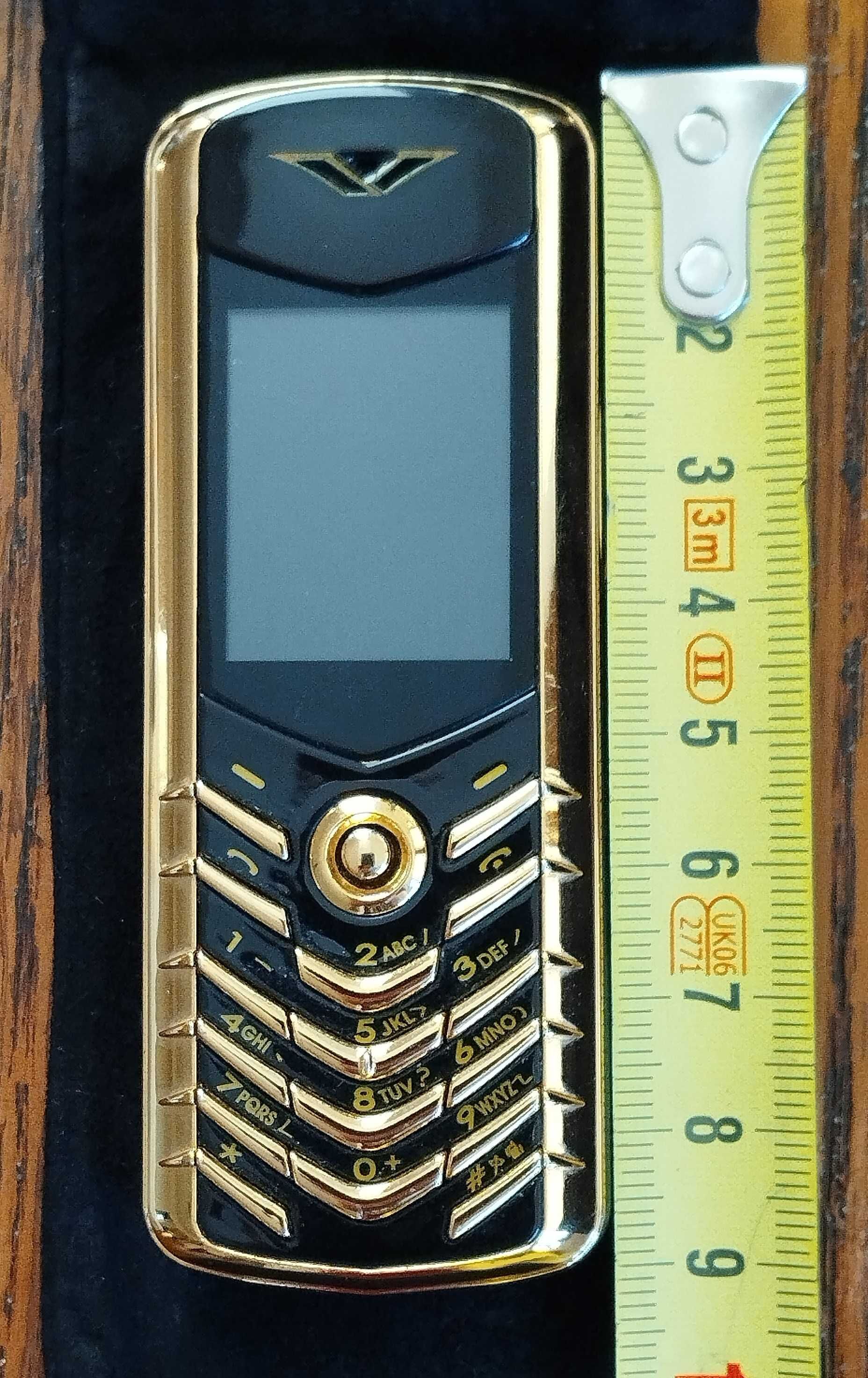 Мобільний телефон VBPTU 2.0 mega pixels у неробочому стані.
