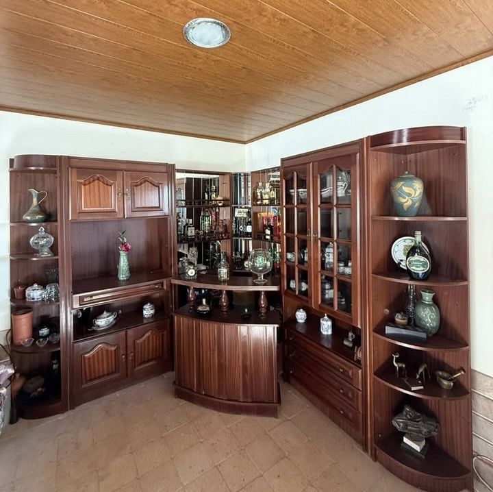 Bar com prateleiras e armário