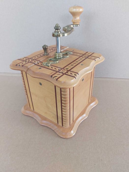 Stary młynek do kawy bardzo dobry stan zachowania.