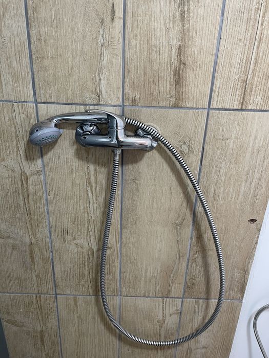 Torneira de duche + mangueira e chuveiro de mão