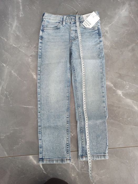 Jeansy jasne h&m 110 116 chlopiec sesja zdjeciowa