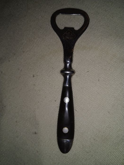 Otwieracz do butelek z logo Asahi.