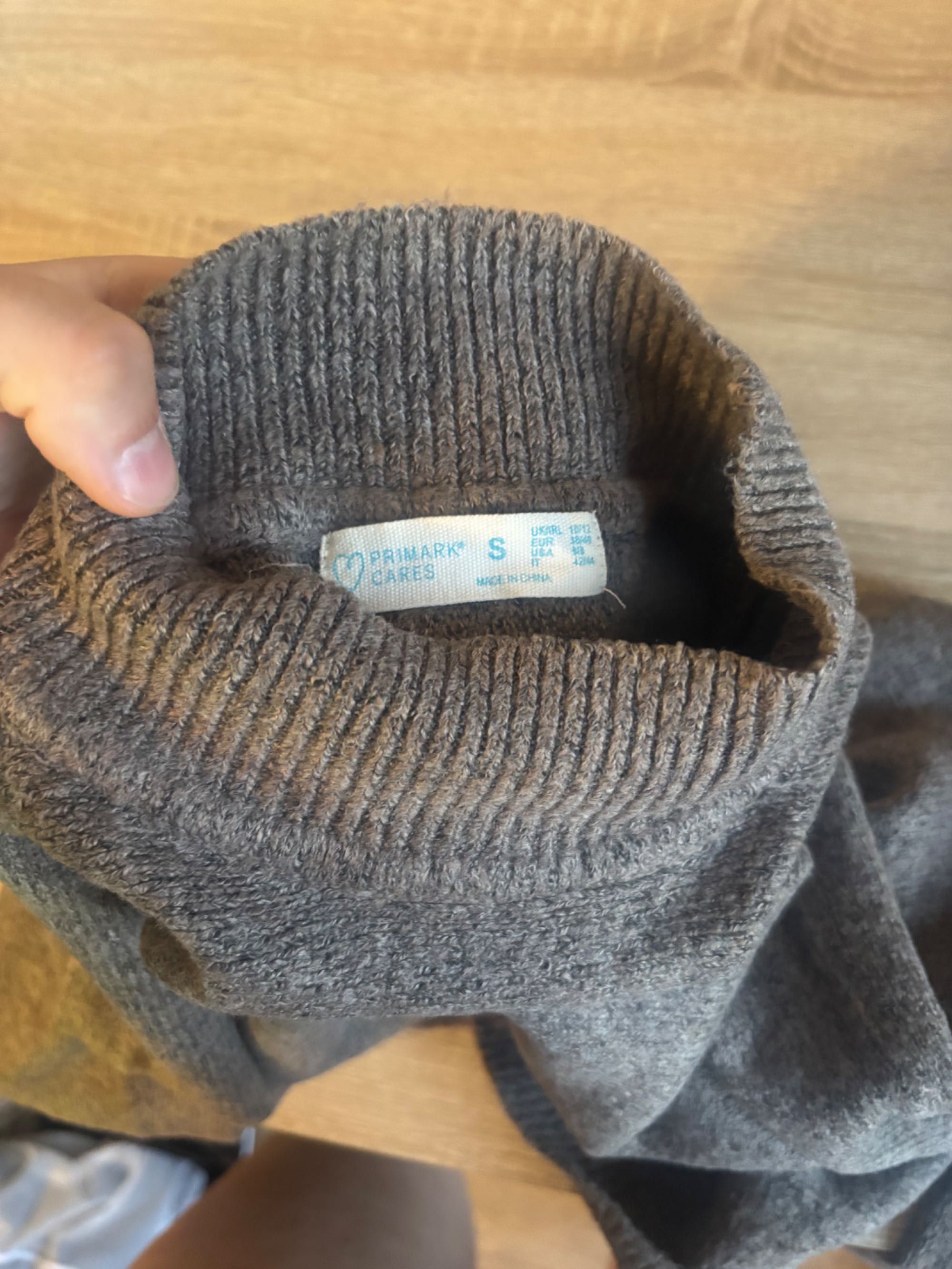 Brązowy sweter z półgolfem