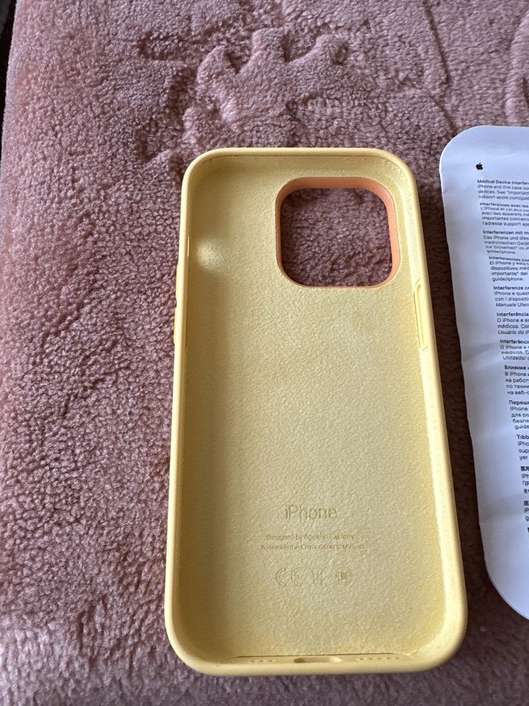 Silikonowe etui APPLE do iPhone 14 Pro Max Bladożółte
