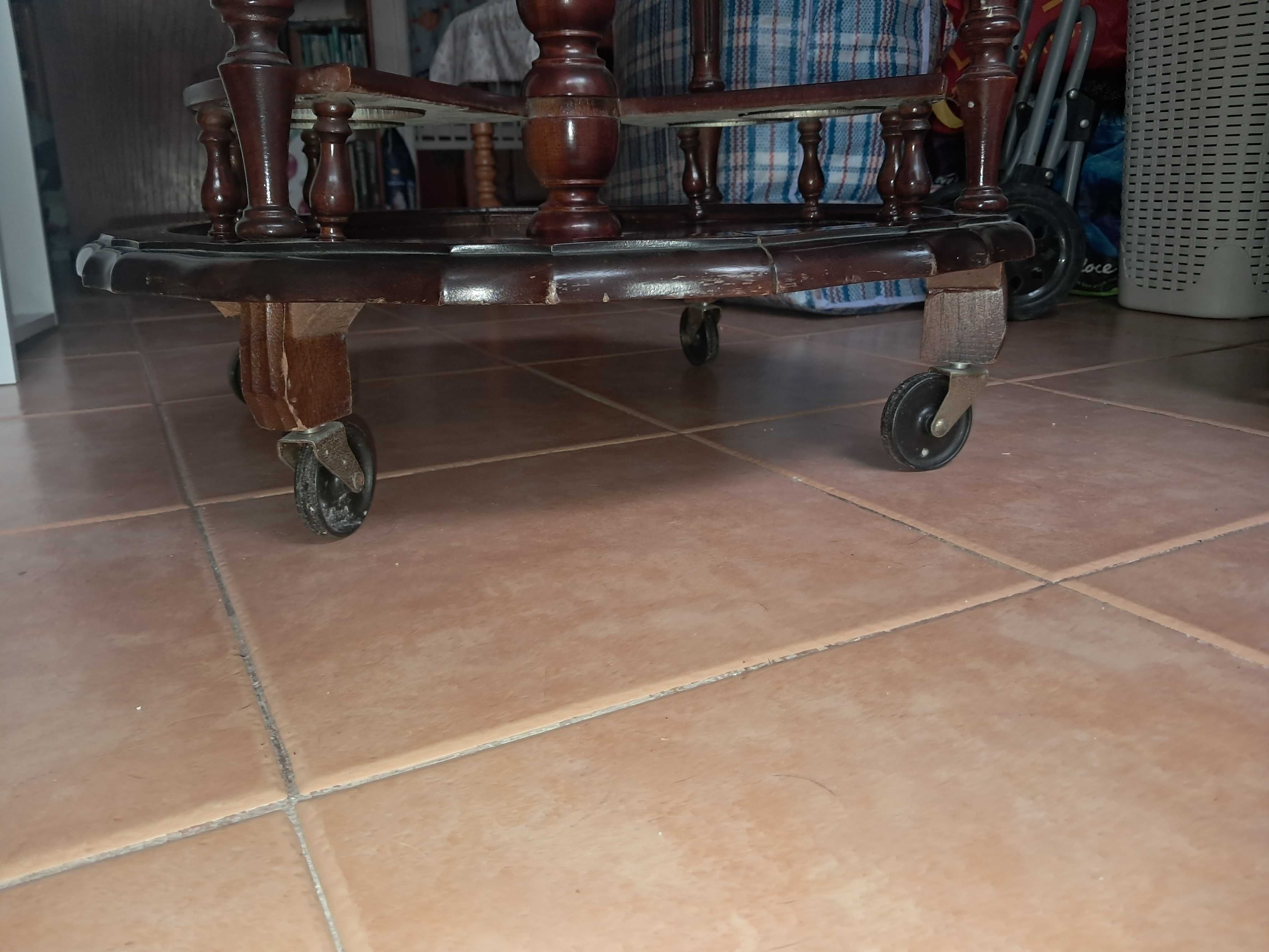 Mesa de bar com rodas para uso ou decoração