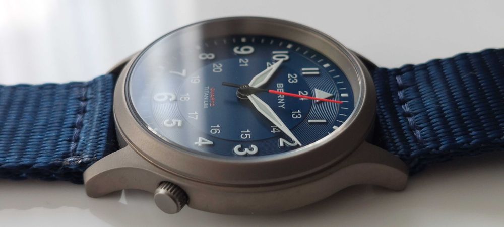 Ultralekki tytanowy zegarek Berny Khaki Field homage (Seiko TMI VH31)