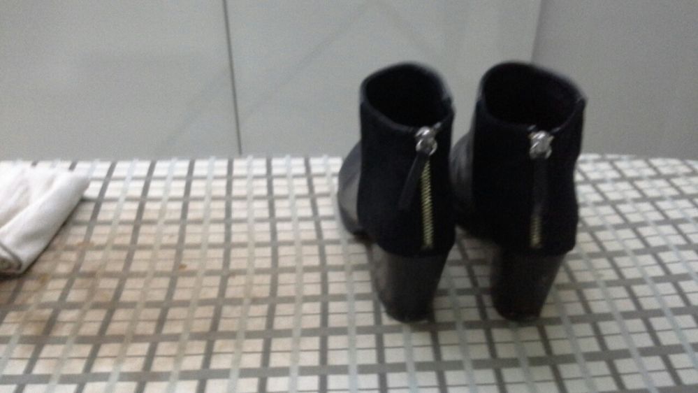 Botins pretos com fecho no calcanhar