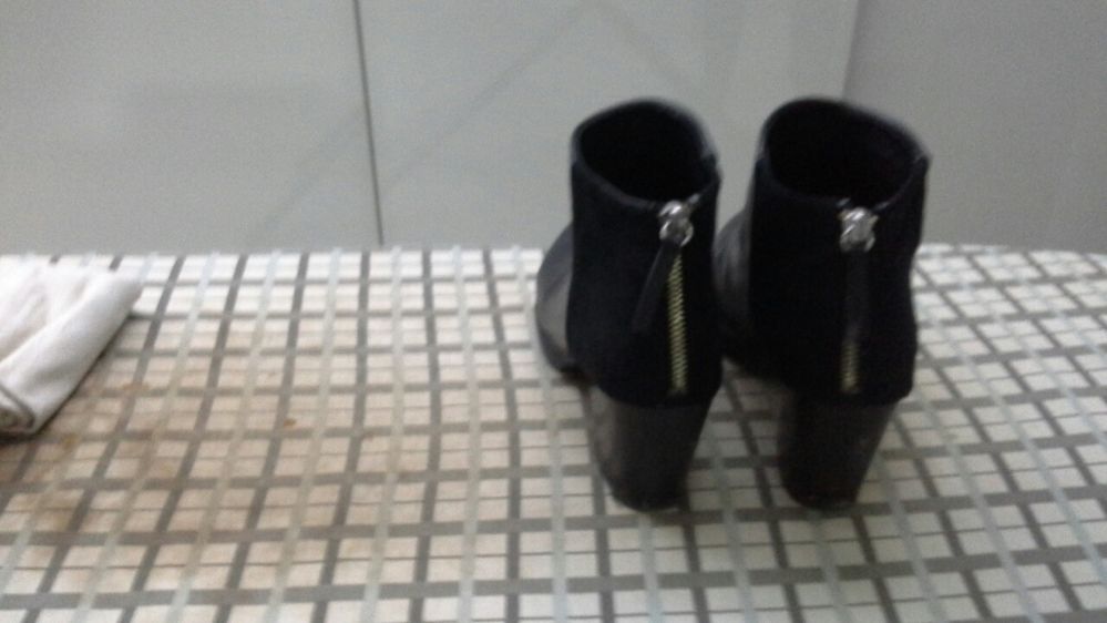 Botins pretos com fecho no cacanhar