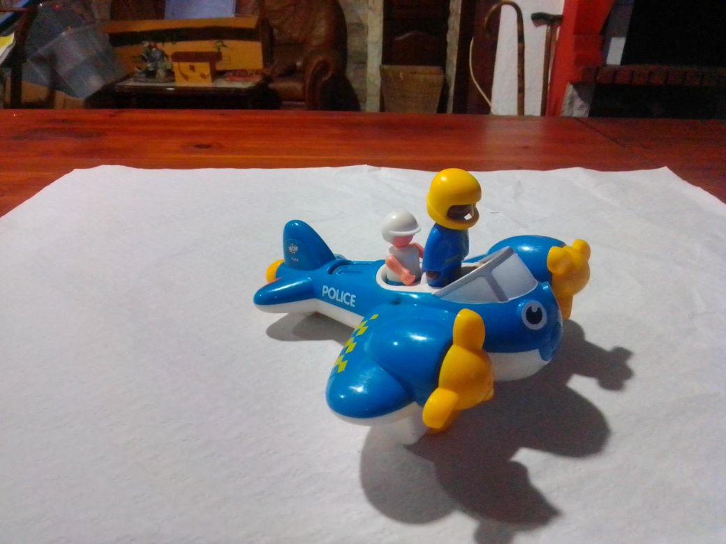 Brinquedo avião com bonecos