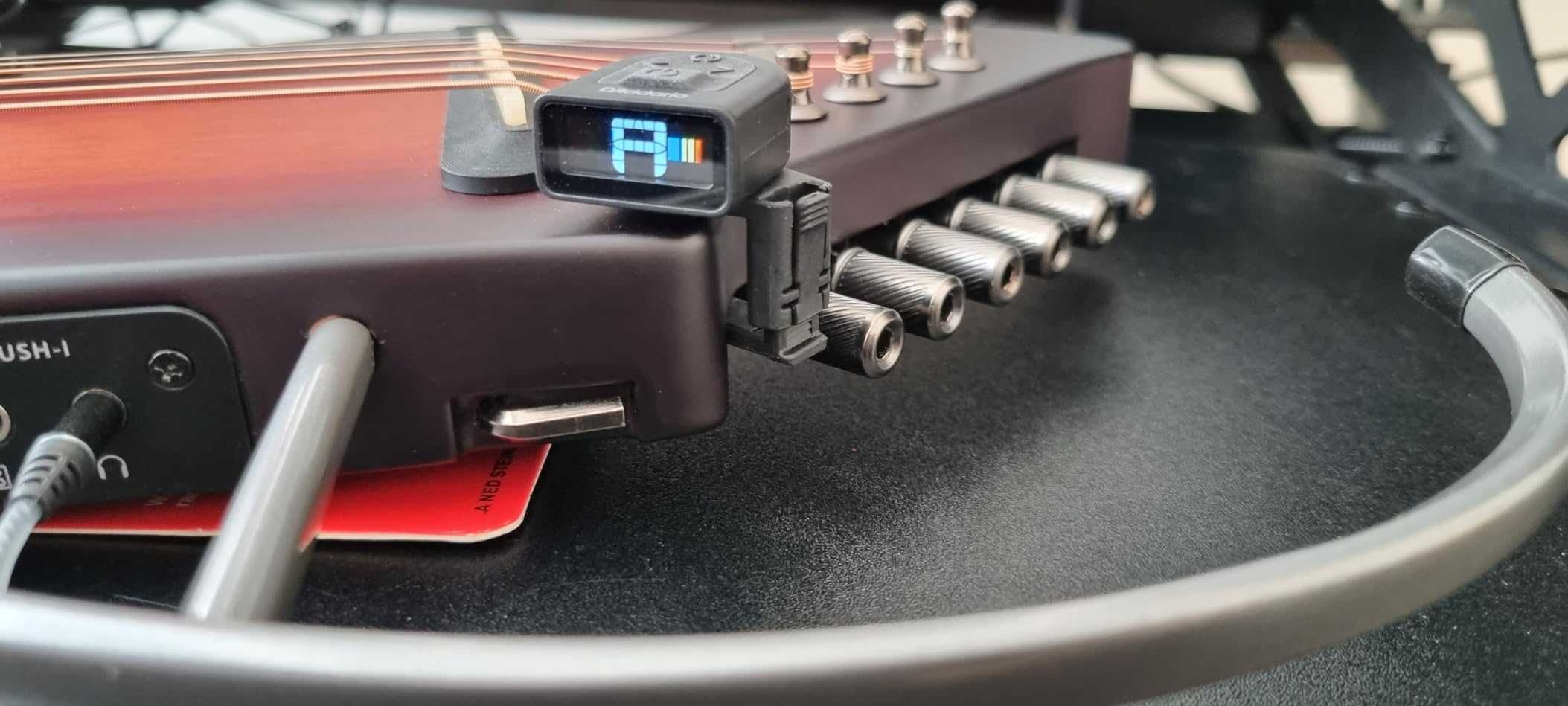 Micro Tuner Gitarowy LED Lekki i Dyskretny Do każdego Rodzaju Gitary