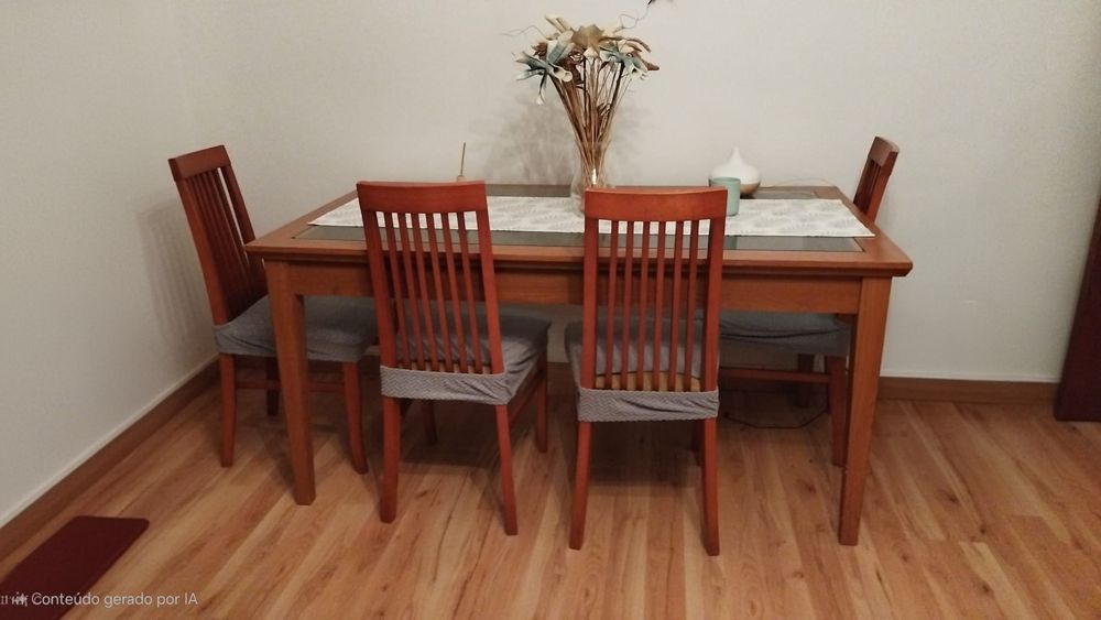 Mesa com 4 cadeiras