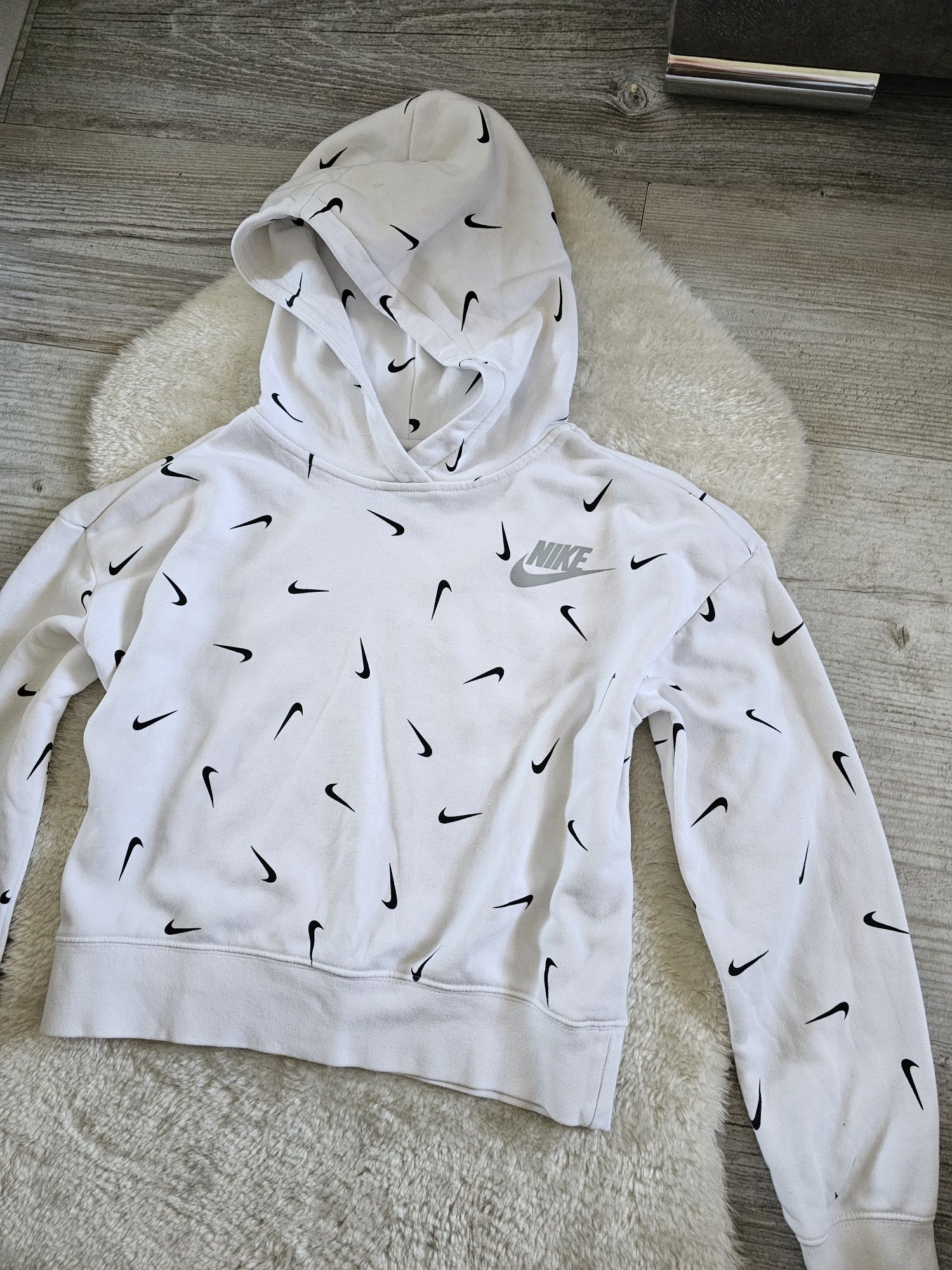 Bluza Nike Swoosh Rozmiar S top Czarna z kapturem crop top M