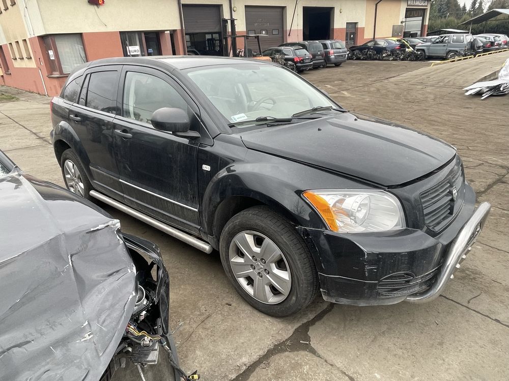Na części Dodge Caliber 1.8 skrzynia DD7/T335 kod lakieru PXR