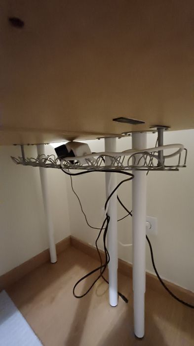 2 Secretária 140 X 60cm com porta cabos