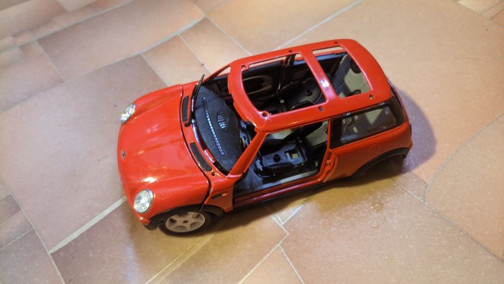 Продам модель машины Bmw Mini Cooper от Bburago,под реставрацию.