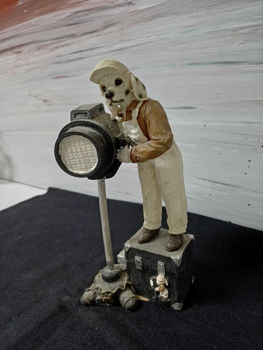 Estatueta em resina de cão com holofote, semáforo ou farol