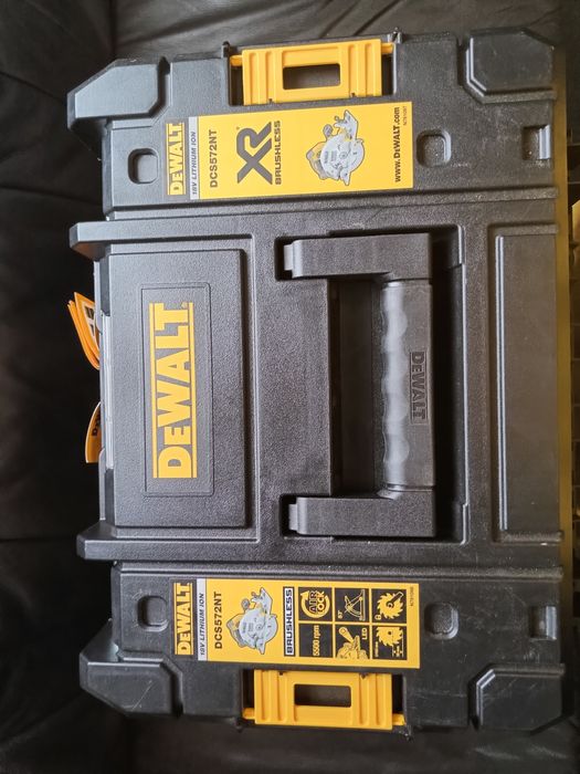 Пила дискова акумуляторна DeWALT DCS572NT