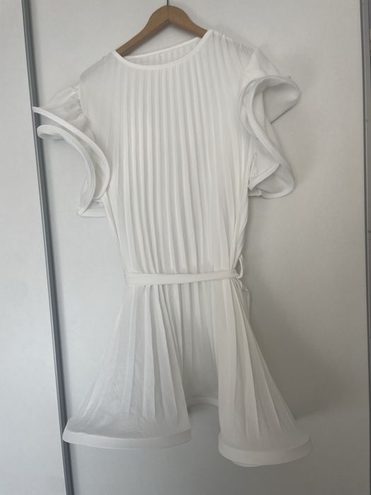 Biala sukienka z usztywnieniem