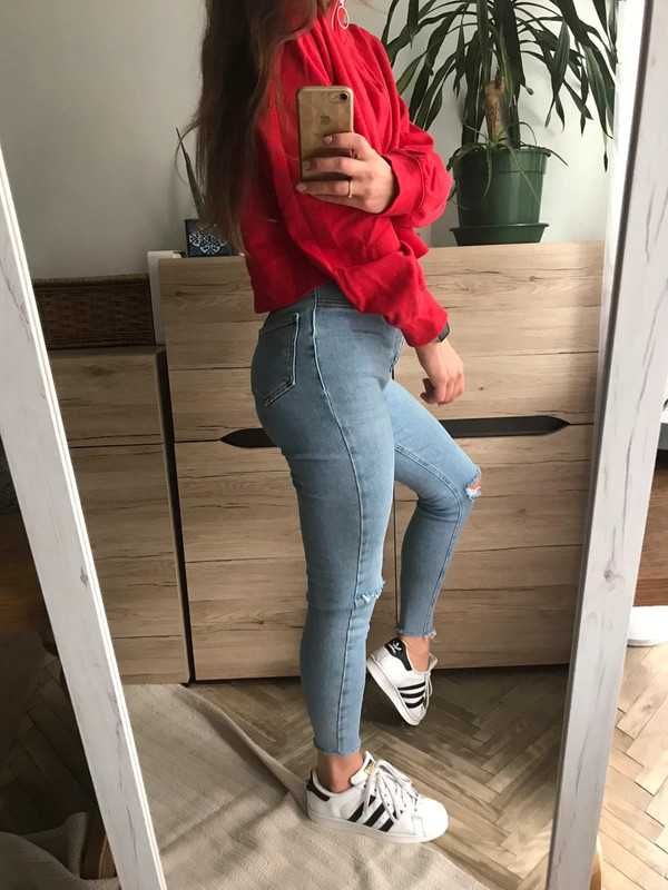 Czerwona bluza na suwak
