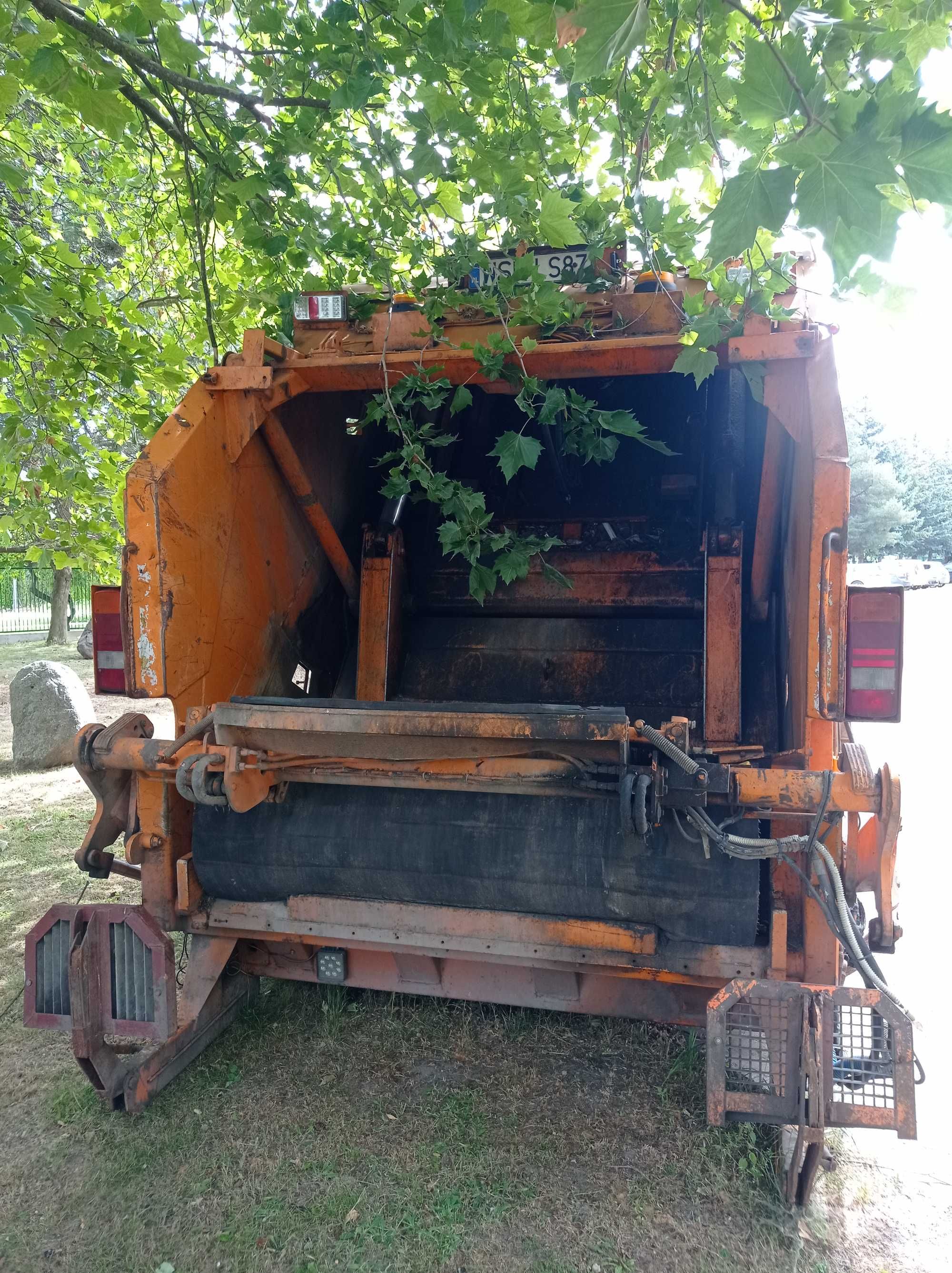 samochód ciężarowy MAN z zabudową – śmieciarką