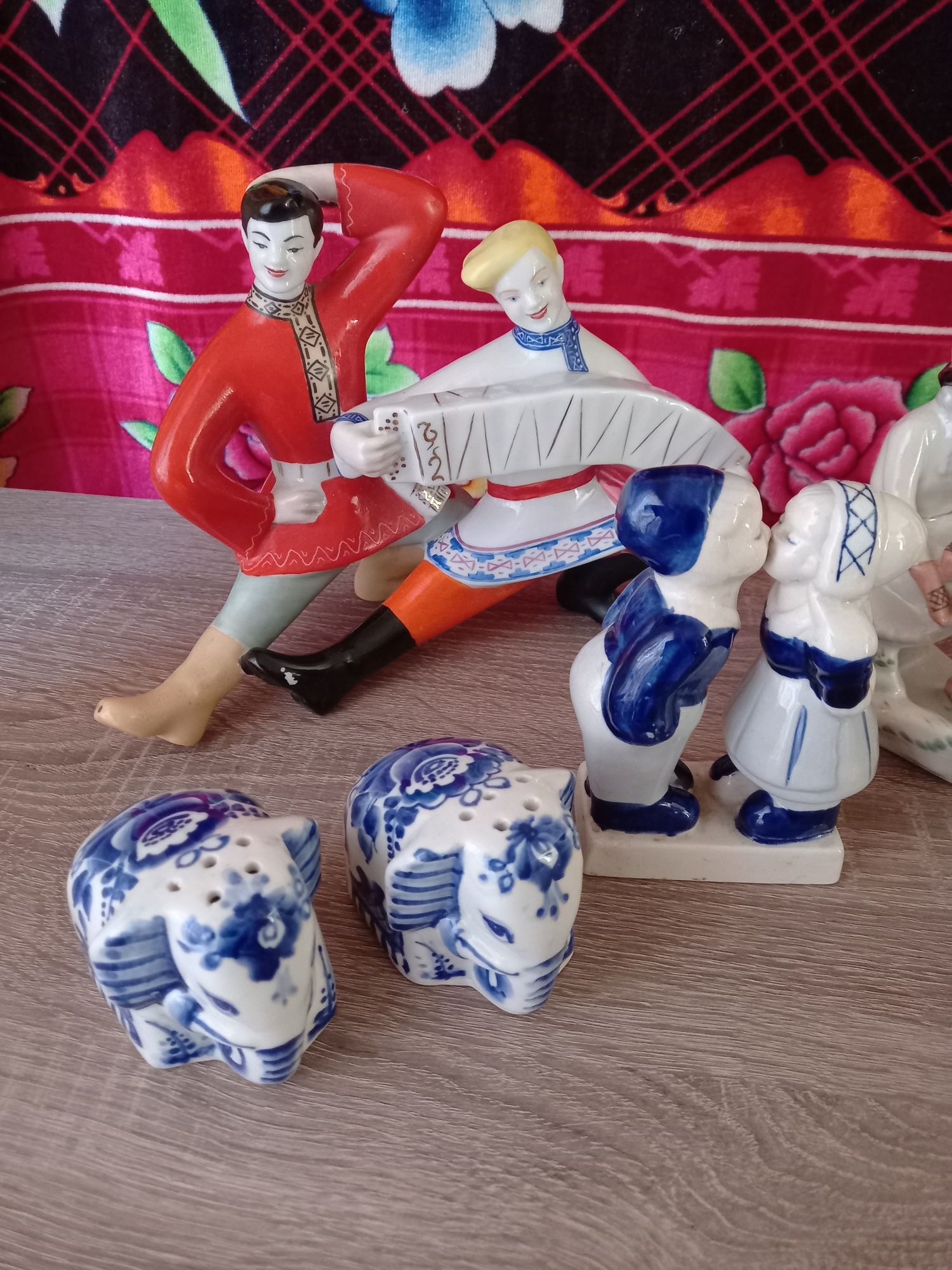 Фарфоровые  статуэтки .