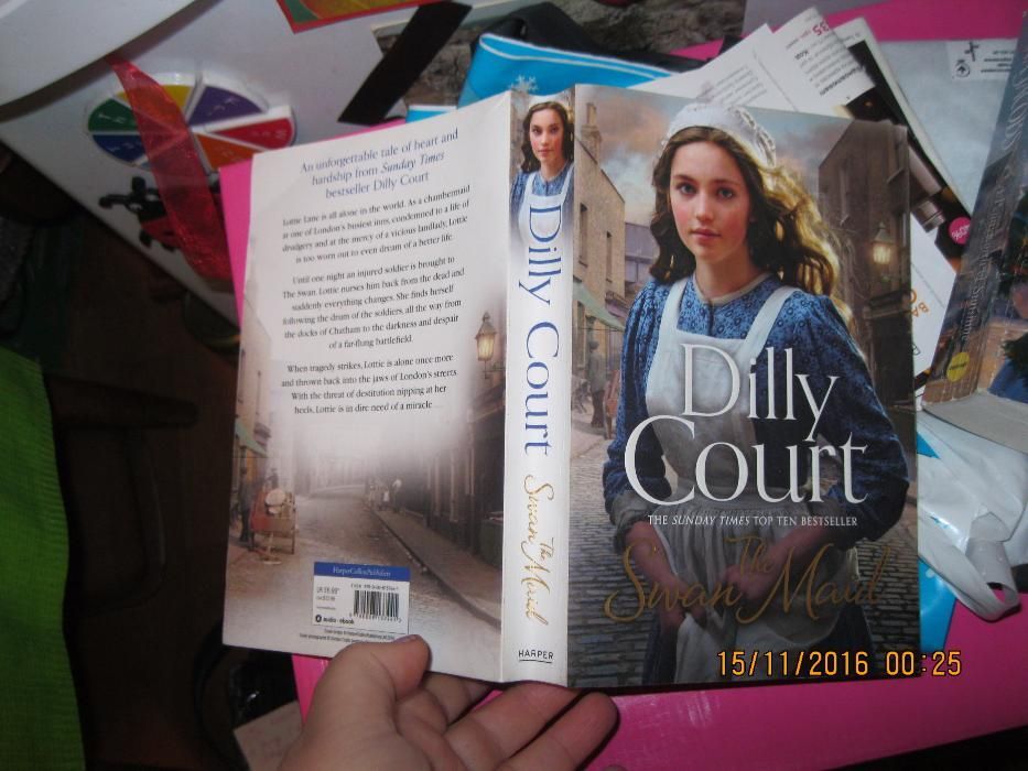 DILLY Court роман книга из Британии на английском языке .The Swan Maid
