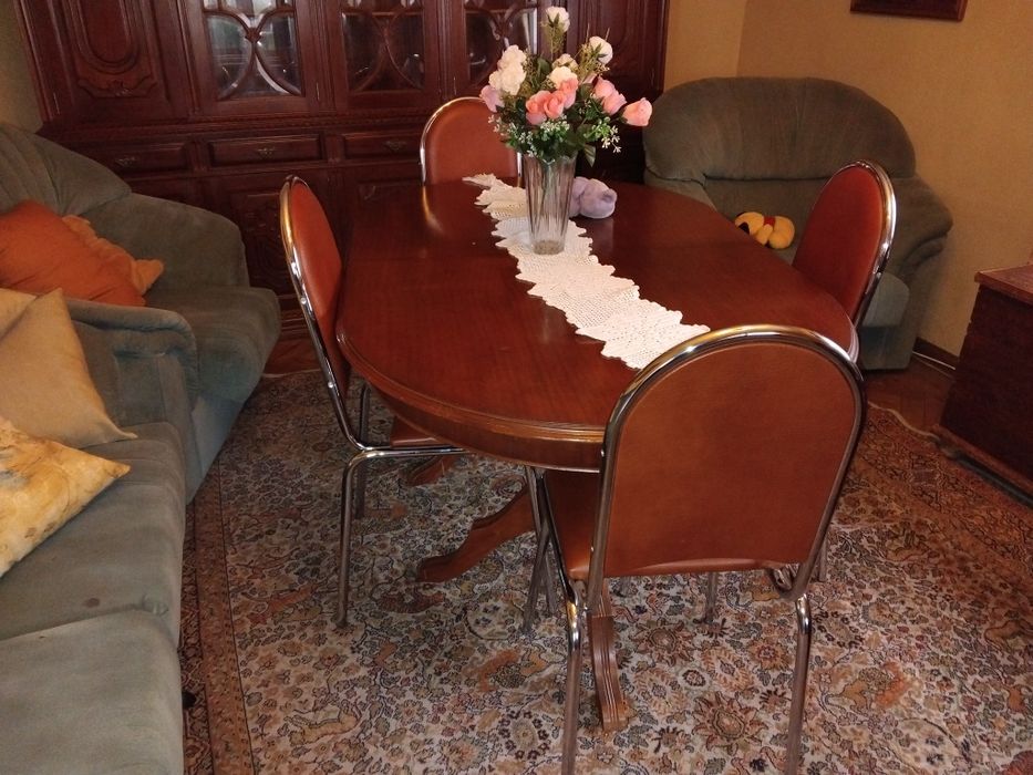 Mesa de sala extensível com cadeiras