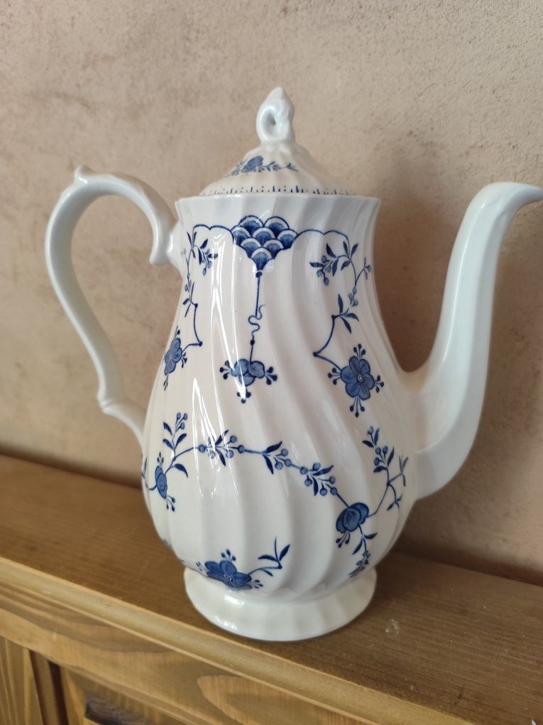 Dzbanek porcelanowy z przykrywką wysokość 24 cm