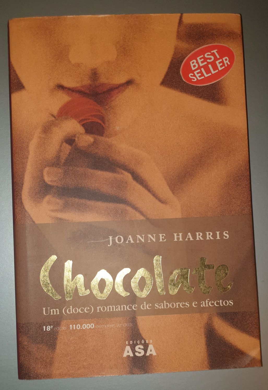 Livro com o titulo "Chocolate" de Joanne Harris