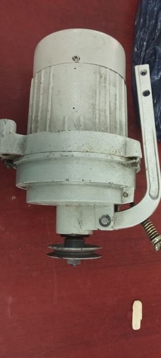 Двигун від швейної машинки в робочому стані
