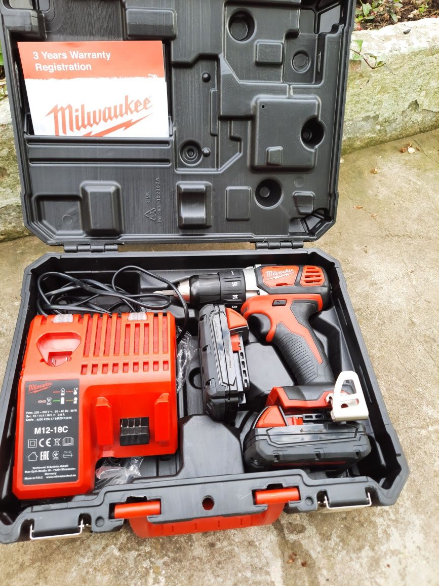 Шуруповерт Milwaukee M18 BDD-152C