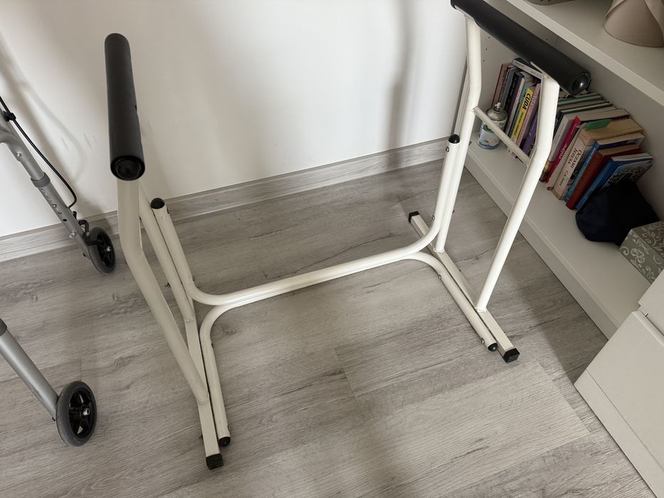 Stojak/Podporka/uchwyt do toalety dla niepelnosprawnych