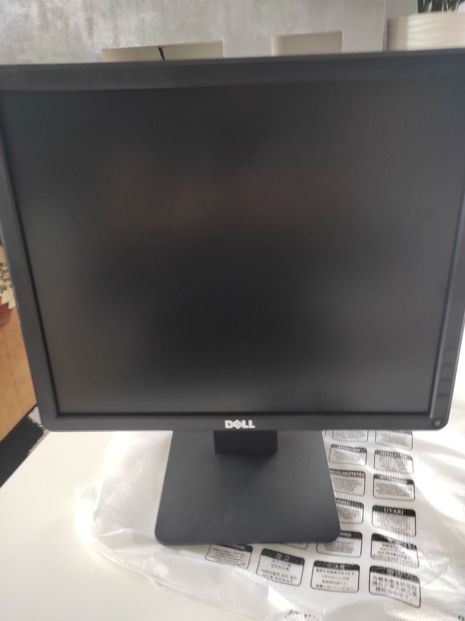Monitor Dell E1715S nieużywany jak nowy.