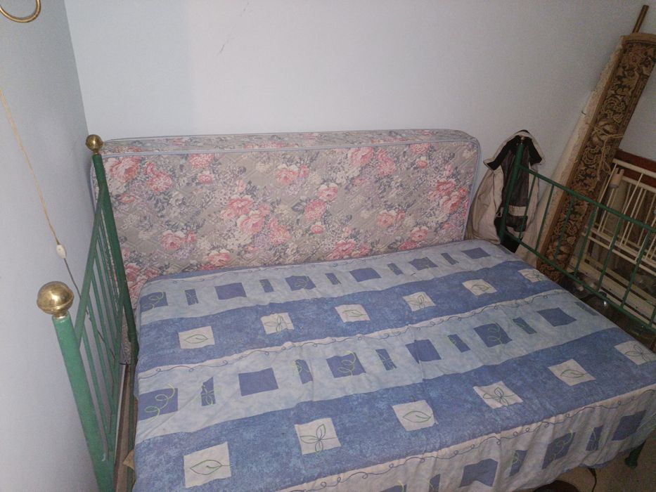 Cama em ferro com colchão e colcha