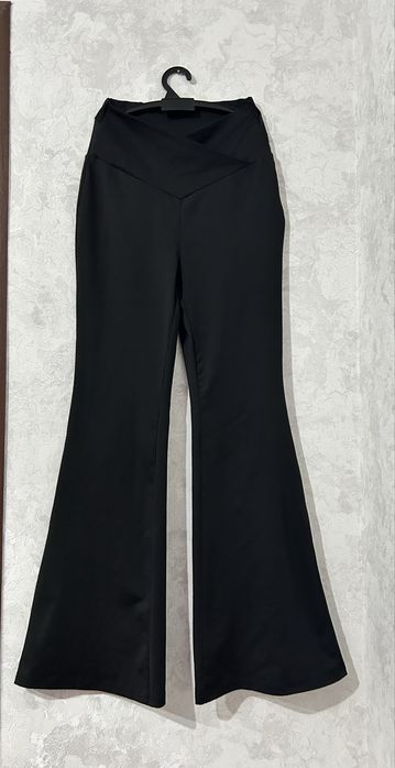 Штани кльош від коліна